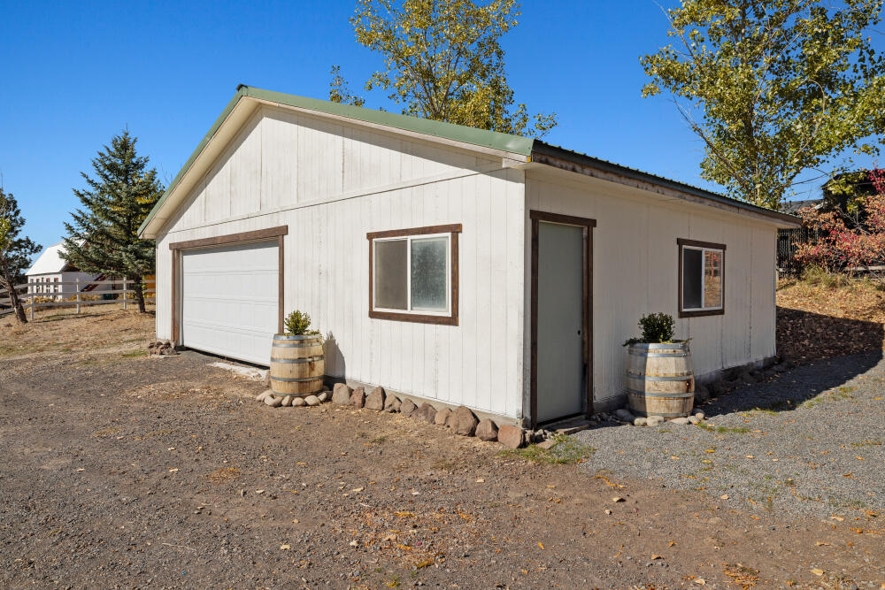 1017 Homedale Road Klamath Falls, OR 97603 - Photo 10 of 41 010
