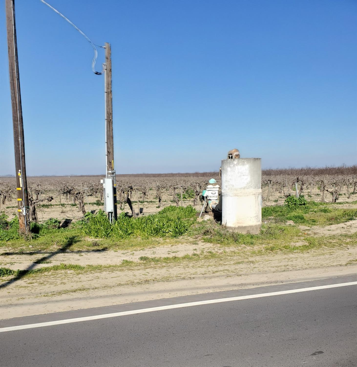27295 Ave 7 Madera, CA 93637 - Photo 5 of 7 a bathroom with a bathtub and painted walls