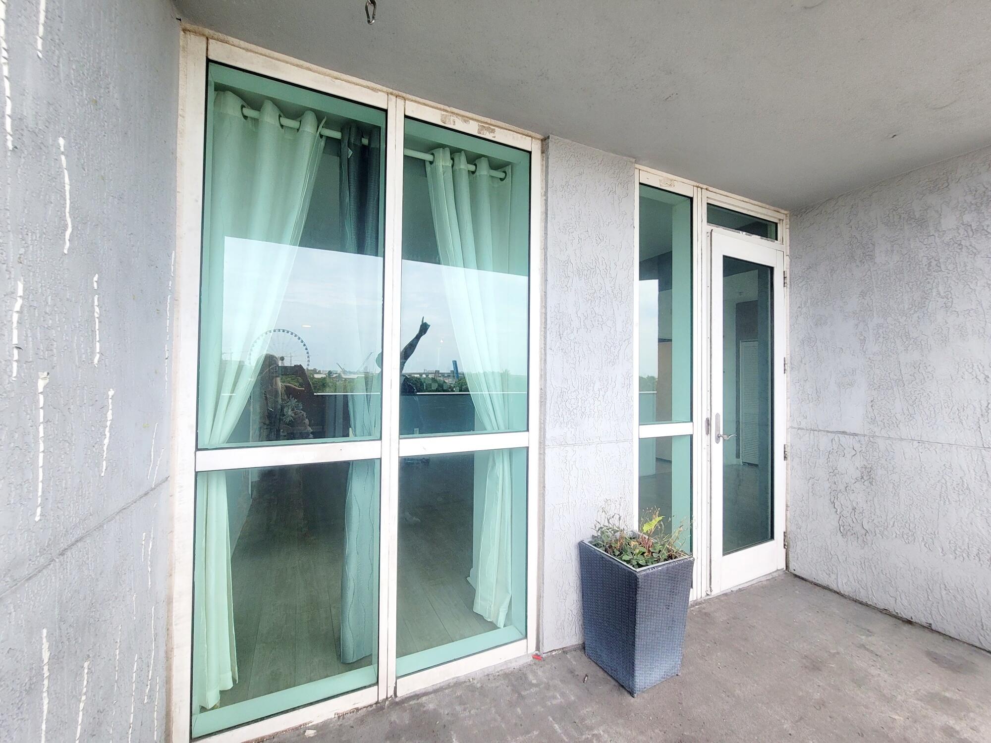 244 Biscayne Boulevard, Unit 401 Miami, FL 33132 - Photo 17 of 36 view of backyard with tub and shower