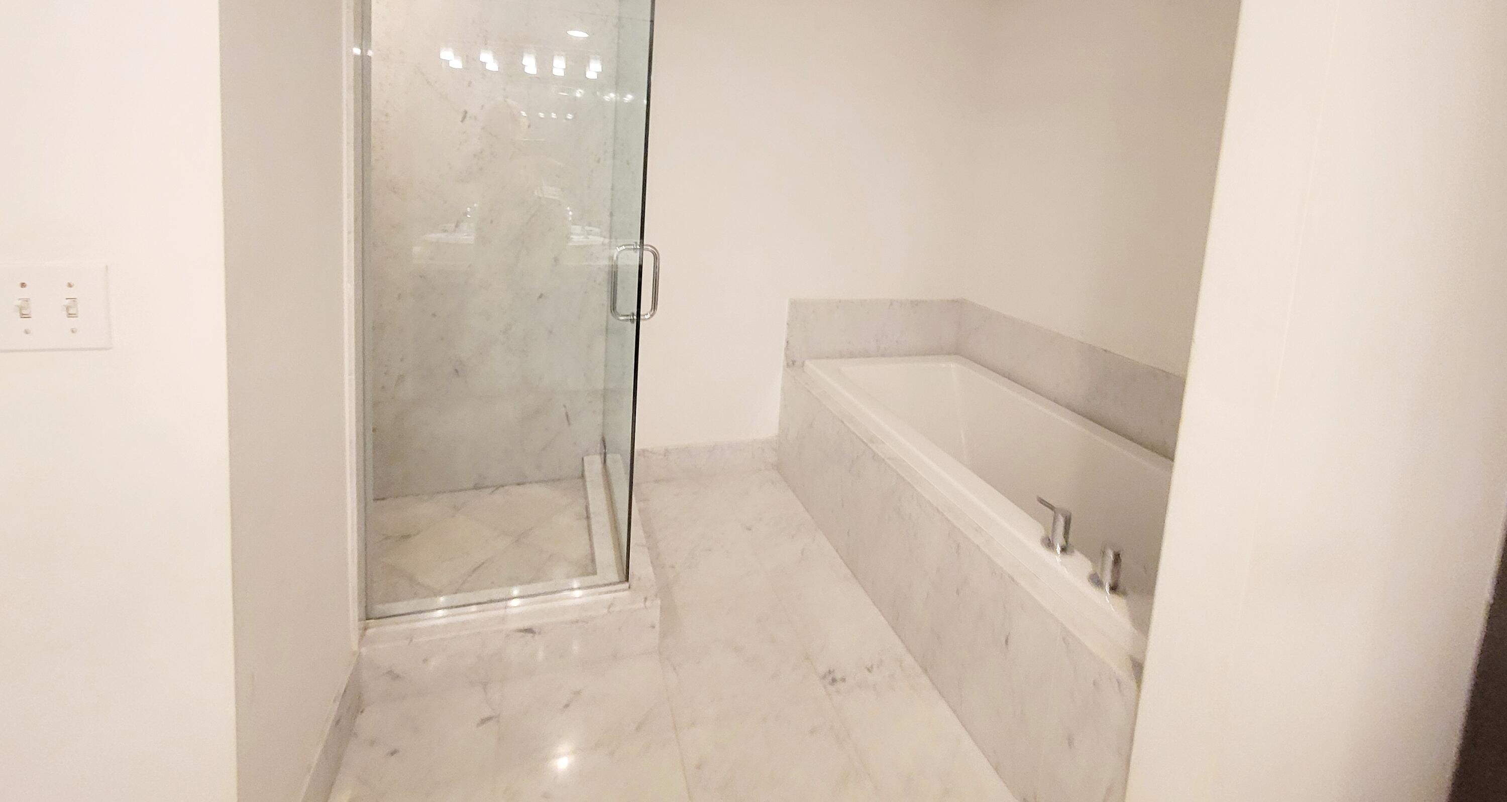 244 Biscayne Boulevard, Unit 401 Miami, FL 33132 - Photo 20 of 36 a bathroom with a bathtub