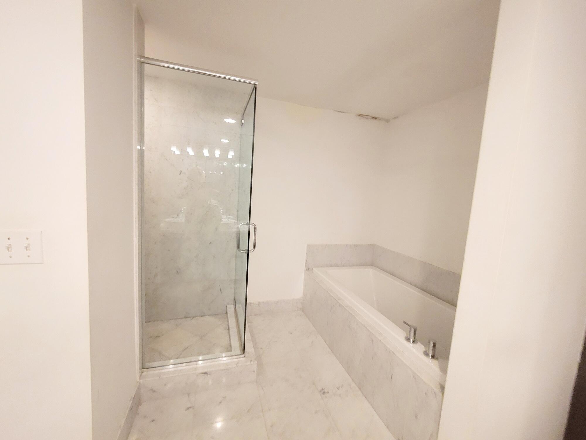 244 Biscayne Boulevard, Unit 401 Miami, FL 33132 - Photo 28 of 36 a bathroom with a bathtub