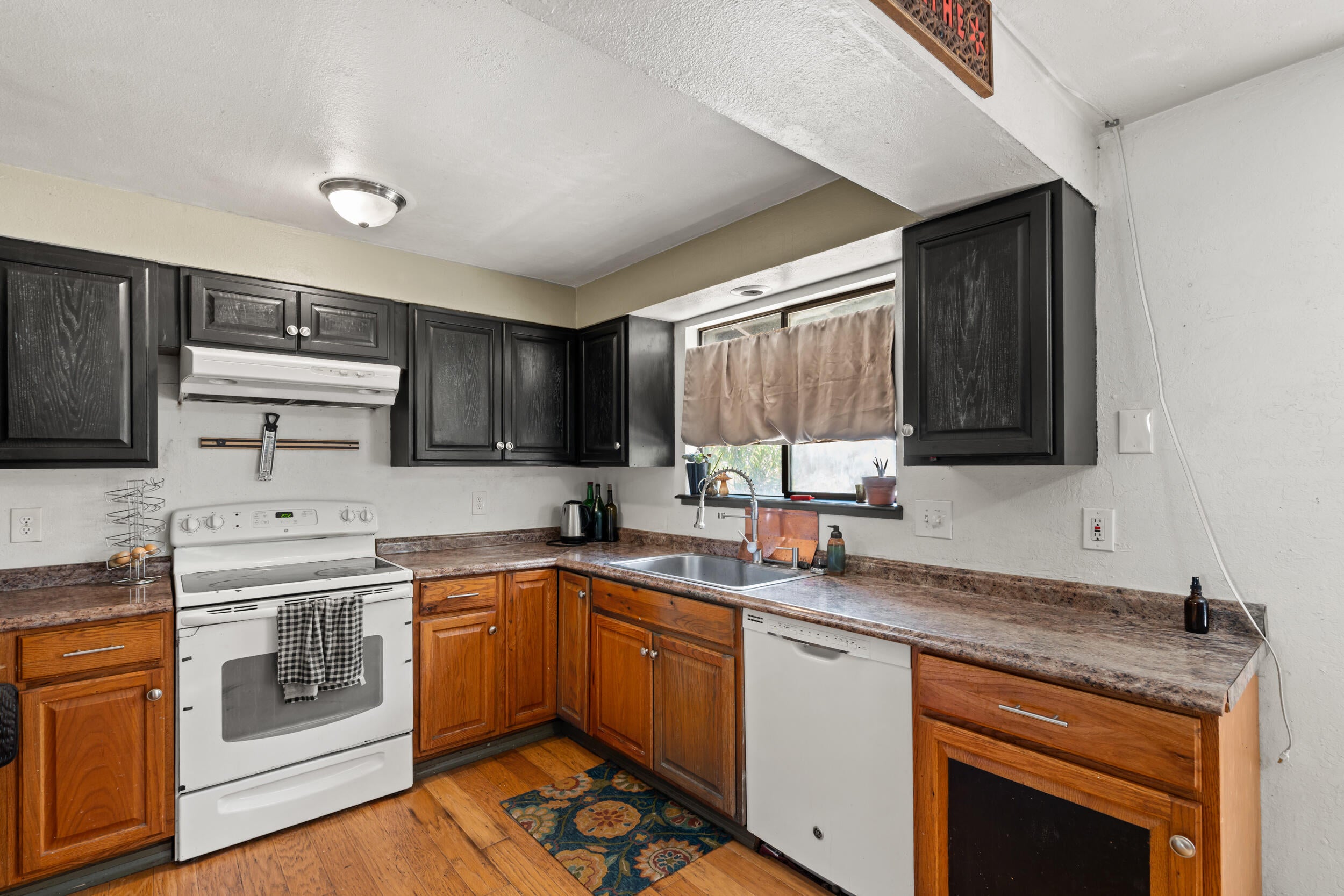 1000 Three Pines Road Grants Pass, OR 97526 - Photo 10 of 37 9 Kitchen 2