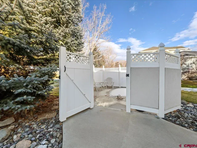 a view of a entrance of the house