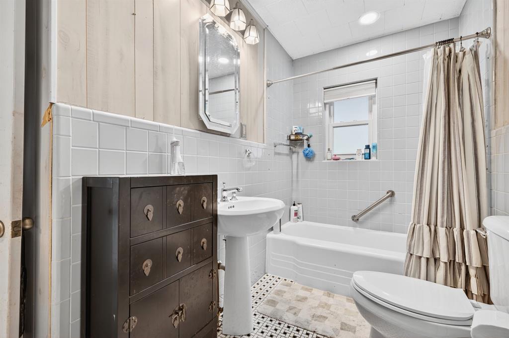 605 Highway 36 Comanche, TX 76442 - Photo 25 of 36 a bathroom with a toilet a sink and bathtub