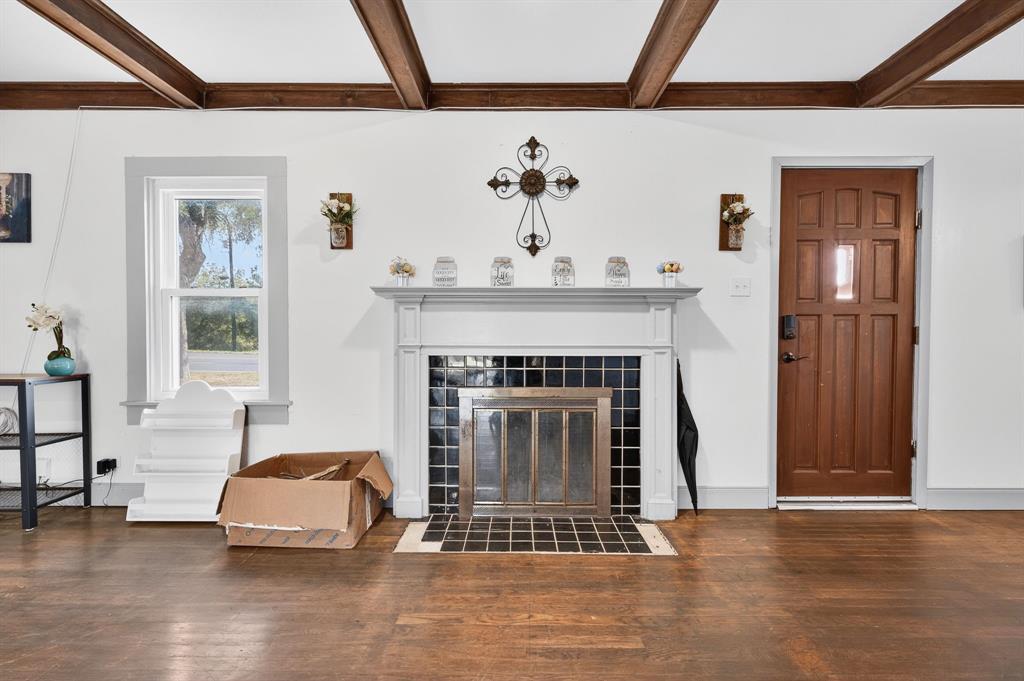 605 Highway 36 Comanche, TX 76442 - Photo 5 of 36 a living room with furniture and a fireplace