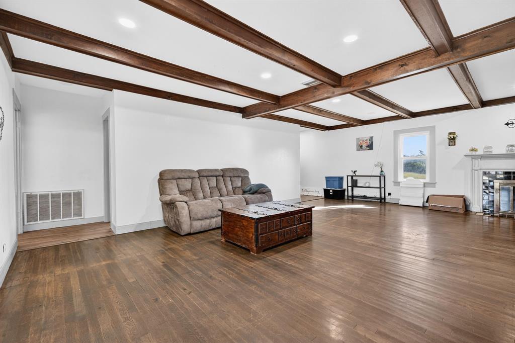 605 Highway 36 Comanche, TX 76442 - Photo 8 of 36 a living room with furniture and a wooden floor
