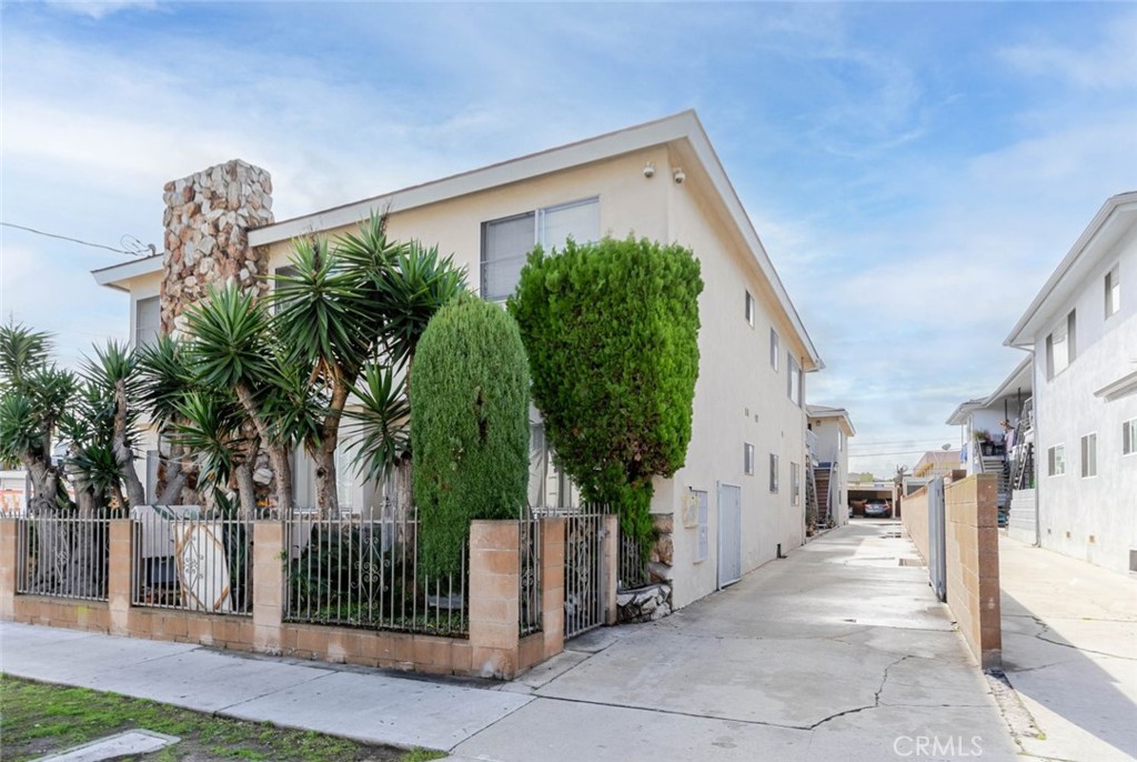 4012 West 133rd Street, Unit 8 Hawthorne, CA 90250 - Photo 3 of 20 a front view of a house with garden