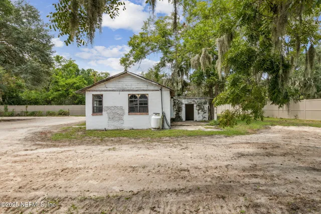 a view of a house with backyard and a garden