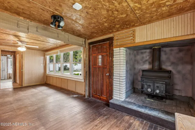a view of livingroom with furniture