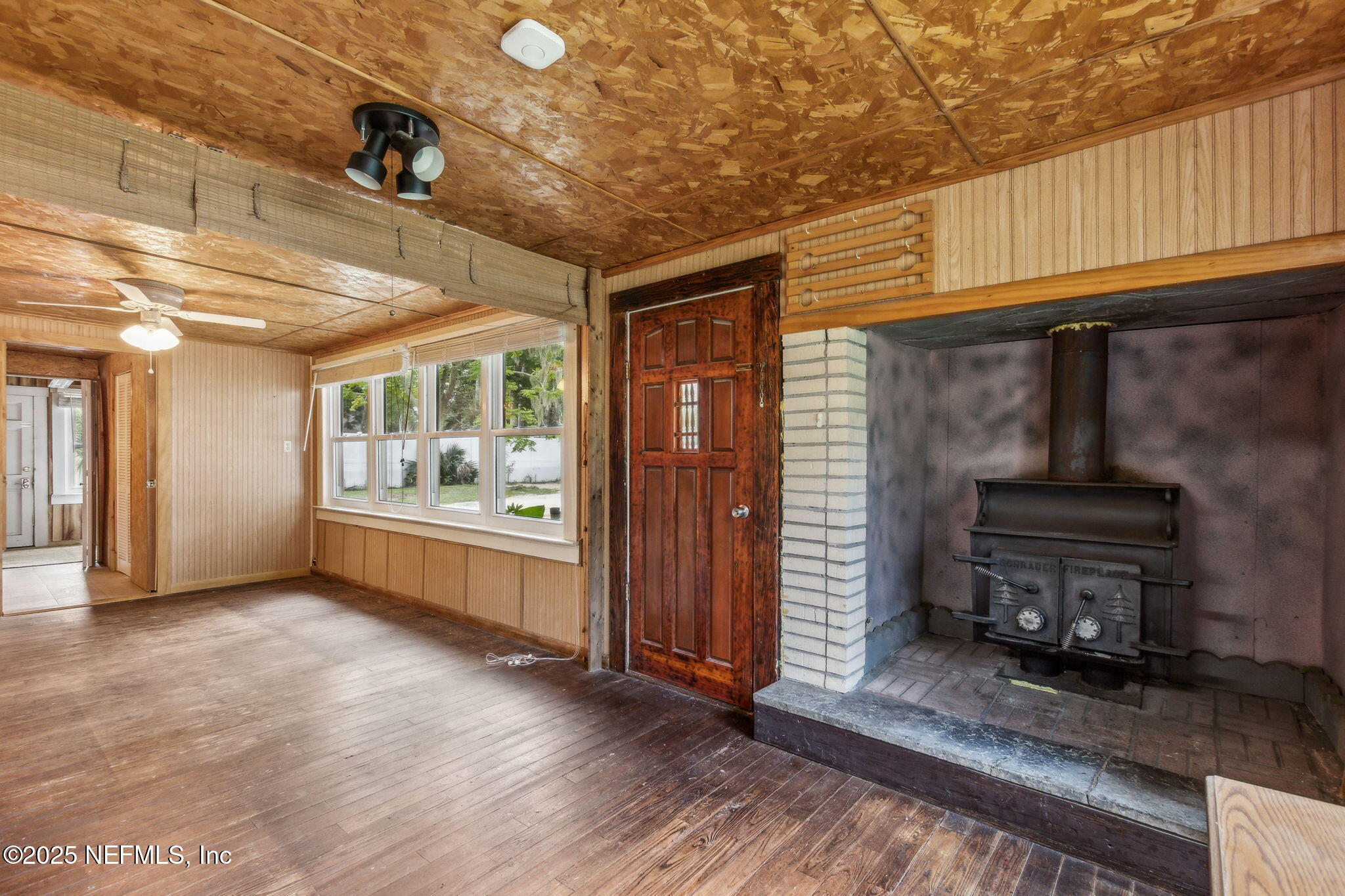 2753 Amelia Road Fernandina Beach, FL 32034 - Photo 6 of 40 a view of livingroom with furniture