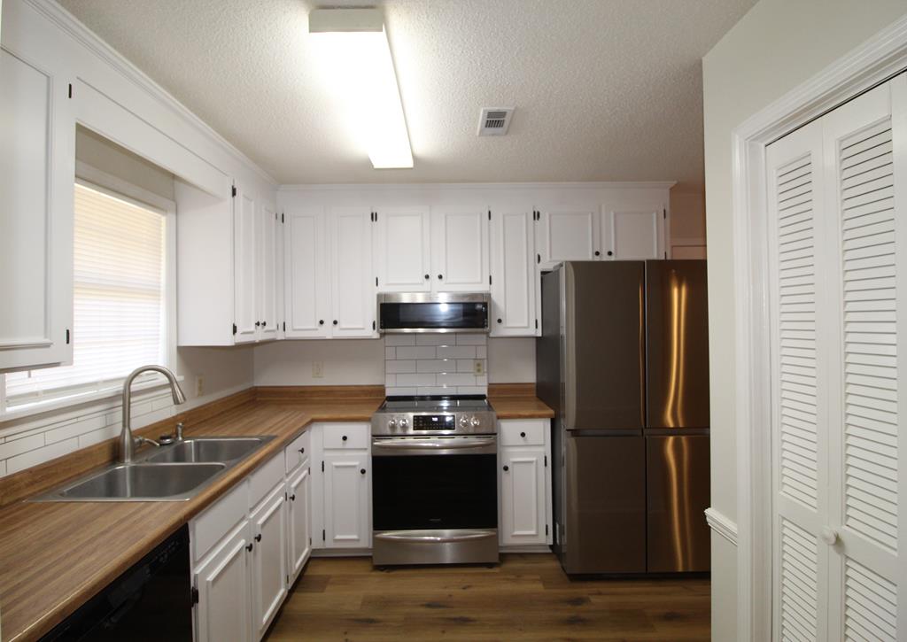 101 East Roxbury Road Dothan, AL 36305 - Photo 6 of 27 Kitchen
