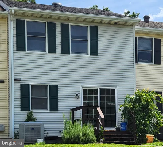 a front view of house with yard and garage