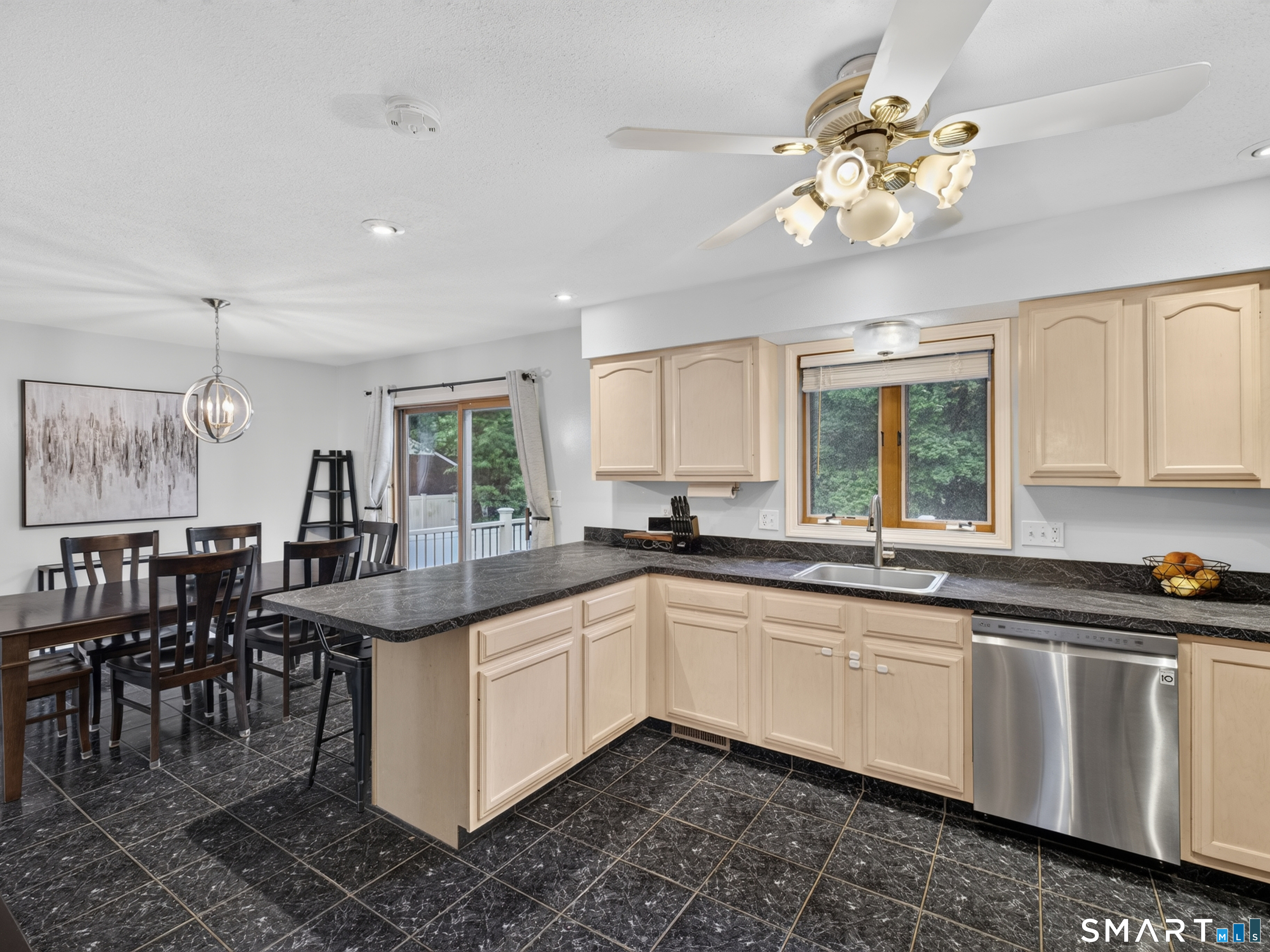 307 Spring Road North Haven, CT 06473 - Photo 6 of 22 Eat-in kitchen with breakfast bar & stainless appliances