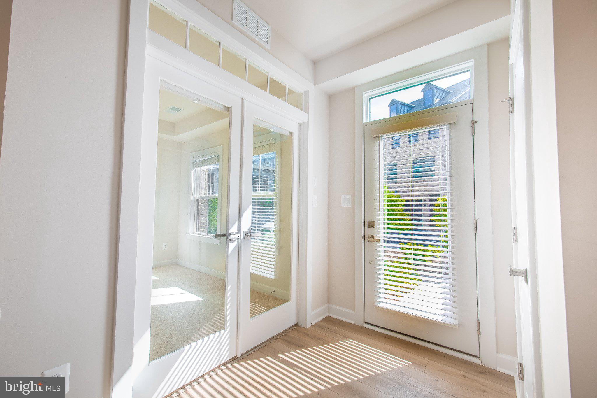 5313 8th Road South Arlington, VA 22204 - Photo 10 of 50 Bright entryway with inviting light.