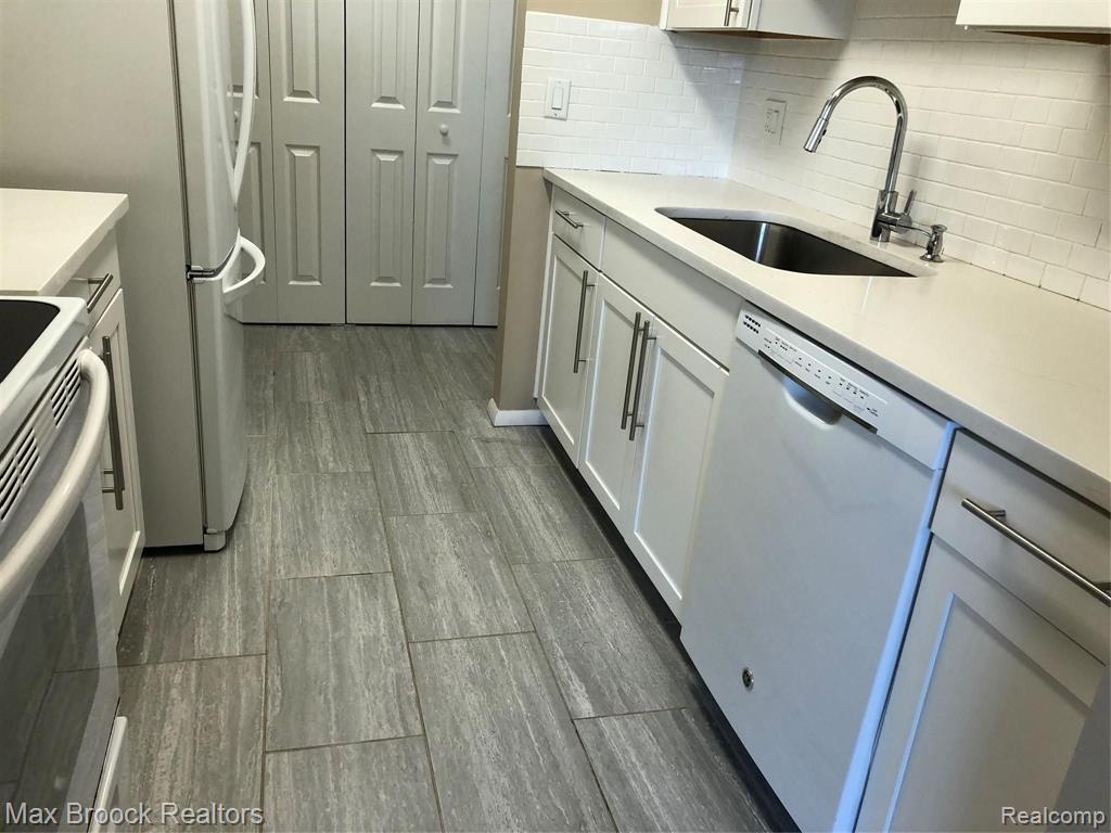 29880 West 12 Mile Road, Unit 812 Farmington, MI 48334 - Photo 4 of 14