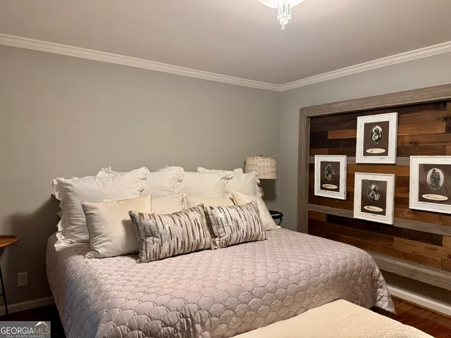 a en suite bathroom with a toilet sink and mirror