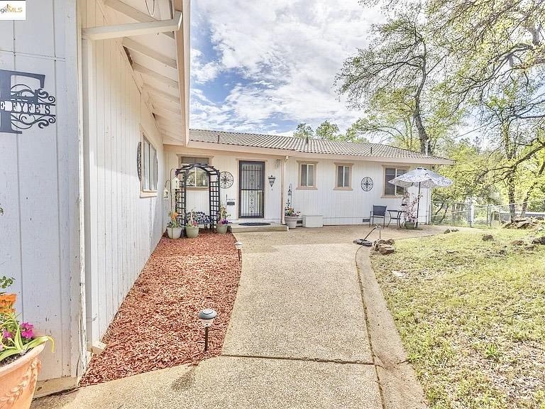 19846 Via Redonda Road Sonora, CA 95370 - Photo 2 of 41