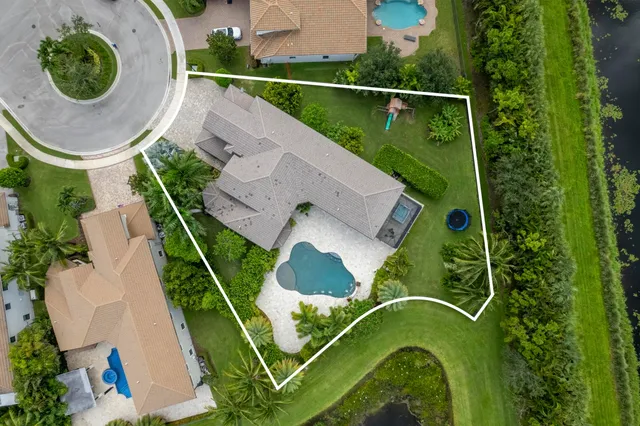 a view of entryway and hall