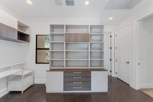 en empty room with windows and ceiling fan