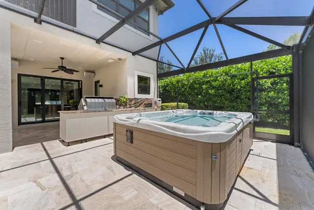 a view of a backyard