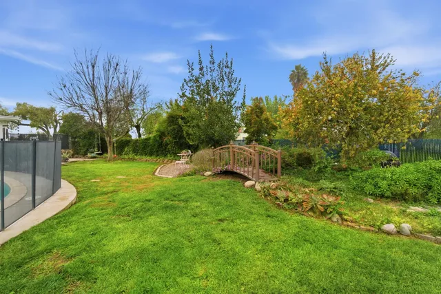 a view of a backyard