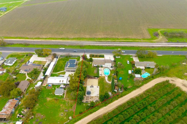 a view of a back yard