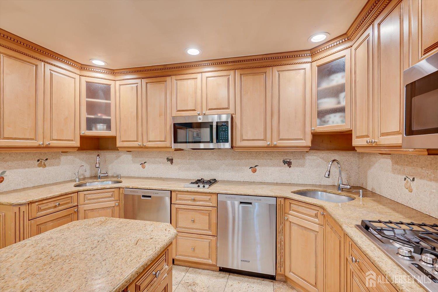 25 Marshall Drive Edison, NJ 08817 - Photo 16 of 68