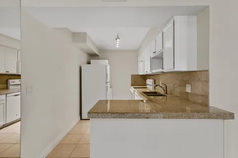 $219,000 | 1100 East Amado Road, Unit 15D1, Palm Springs, CA 92262