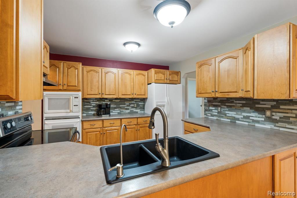 4653 Six Mile Road South Lyon, MI 48178 - Photo 13 of 60