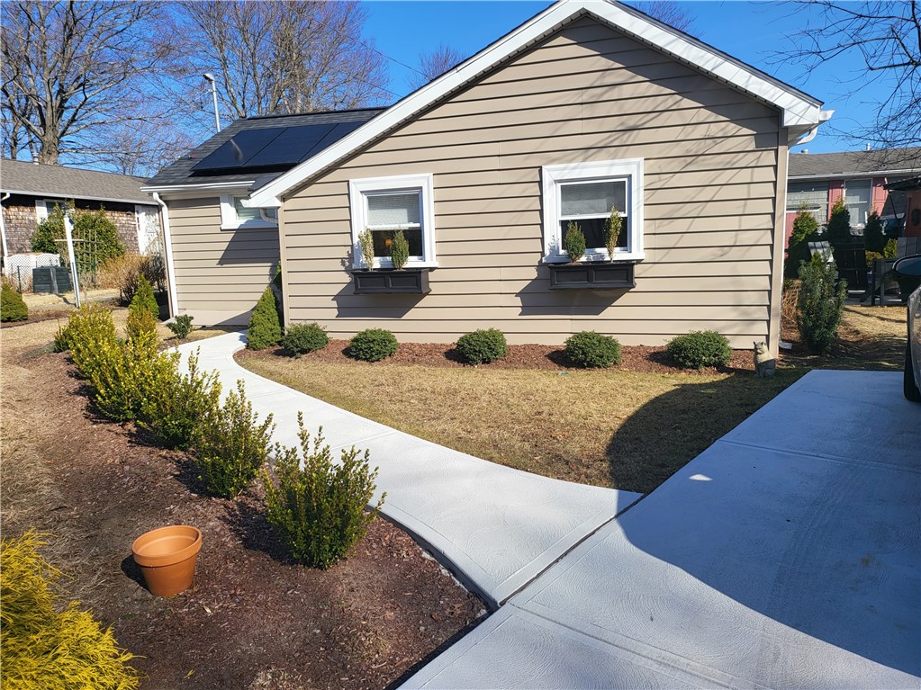 135 Namquid Drive Warwick, RI 02888 - Photo 3 of 28