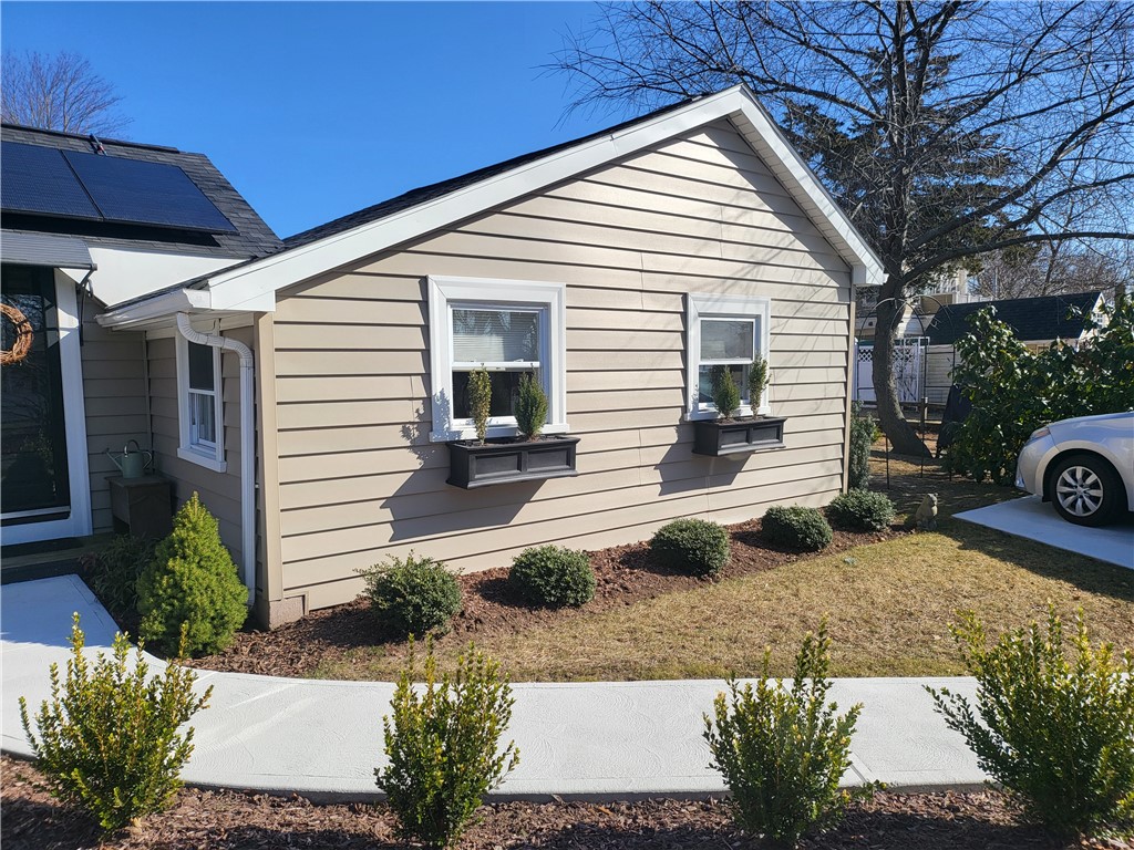 135 Namquid Drive Warwick, RI 02888 - Photo 4 of 28