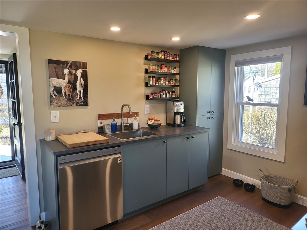 135 Namquid Drive Warwick, RI 02888 - Photo 7 of 28