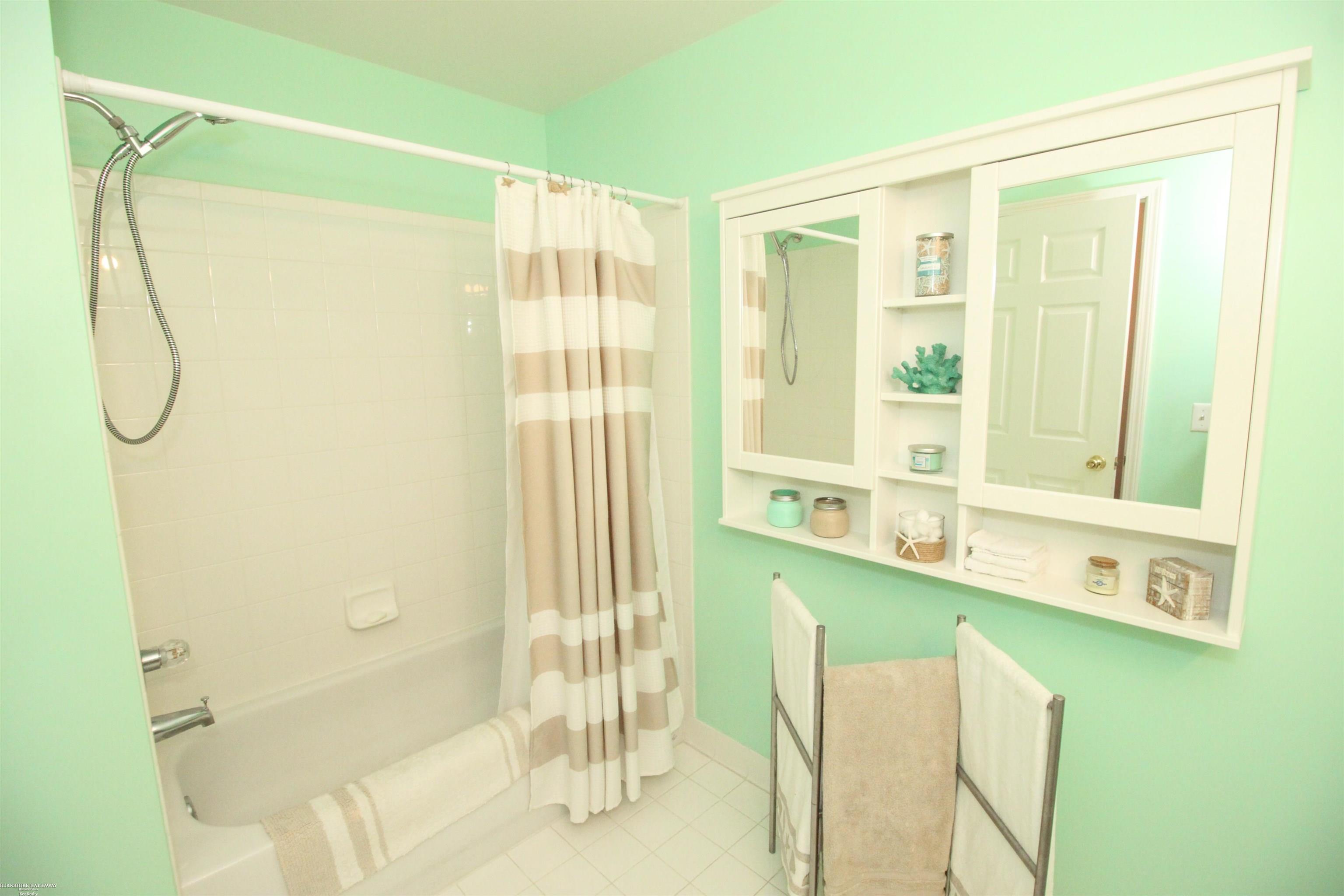 46033 Rhodes Drive Macomb, MI 48044 - Photo 32 of 41 50119672-31.JPG