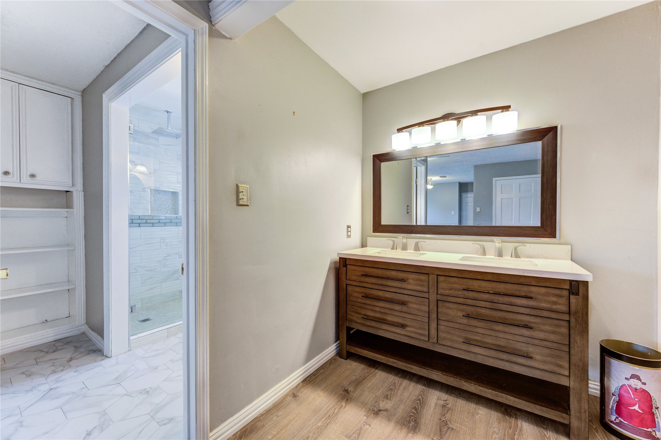 4018 Blalock Road Houston, TX 77080 - Photo 11 of 35 Vanity Spacious room