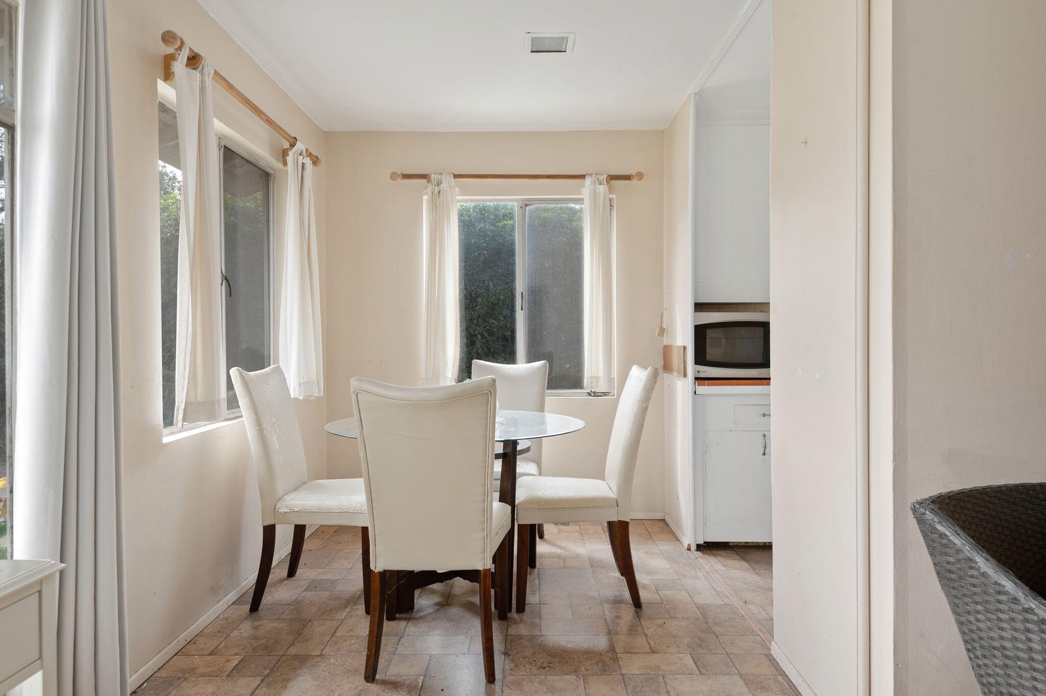 675 Northview Road Santa Barbara, CA 93105 - Photo 4 of 12 a dining room with furniture and window