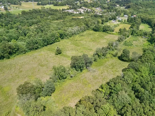 a view of a yard with a house