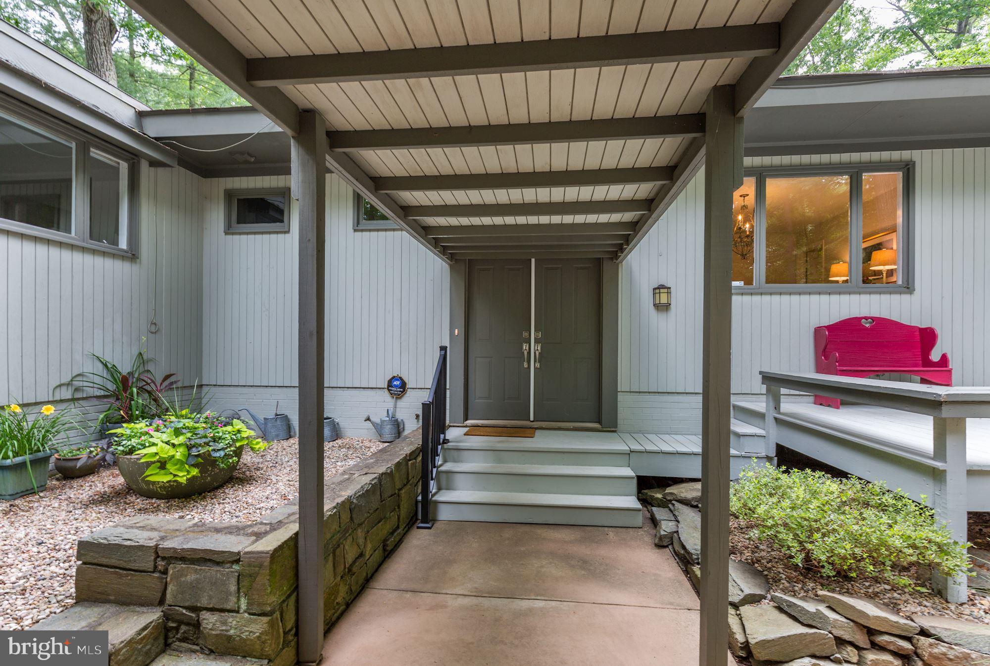 10325 Lloyd Road Potomac, MD 20854 - Photo 2 of 35 Entrance
