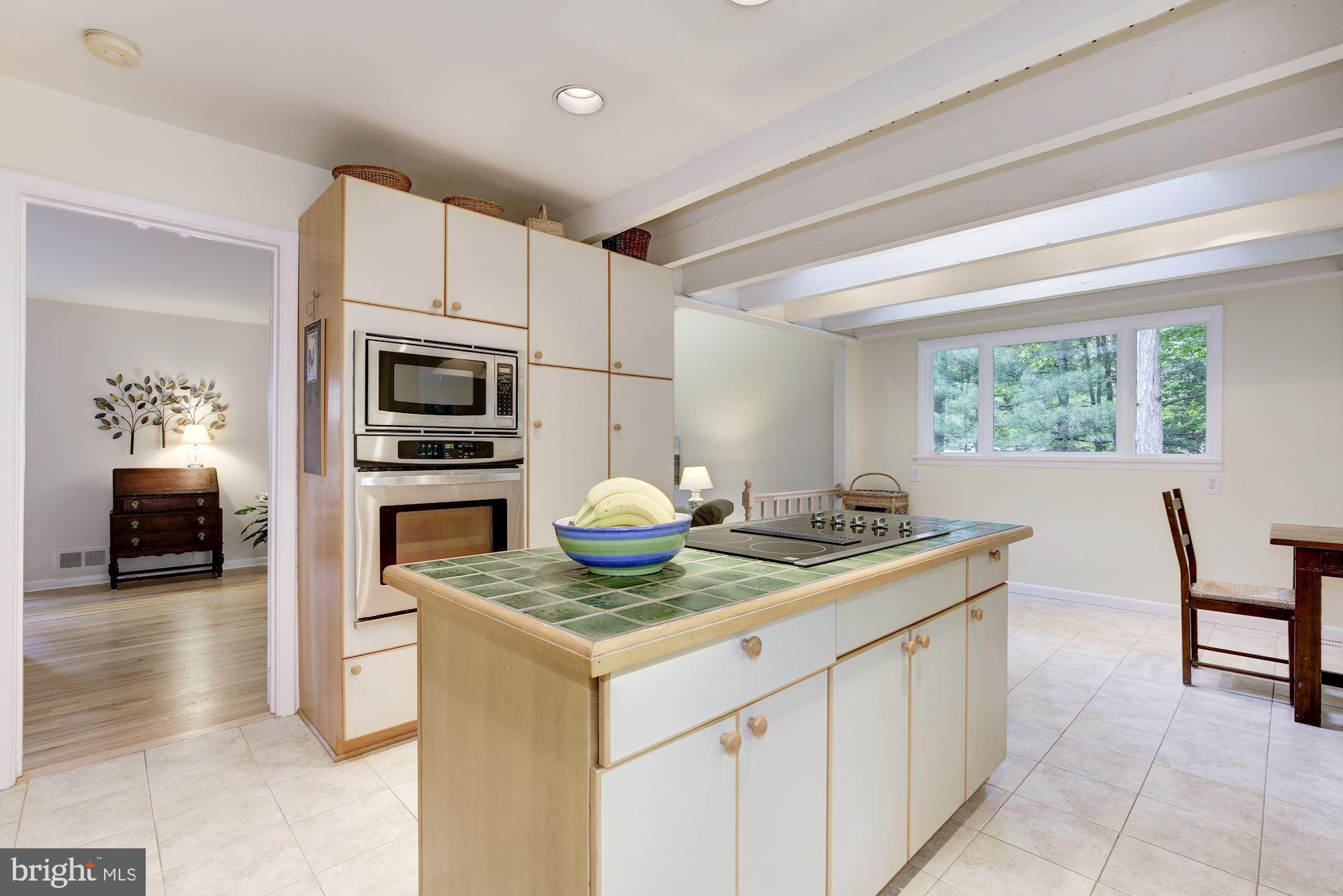 10325 Lloyd Road Potomac, MD 20854 - Photo 17 of 35 Gallery Image 17