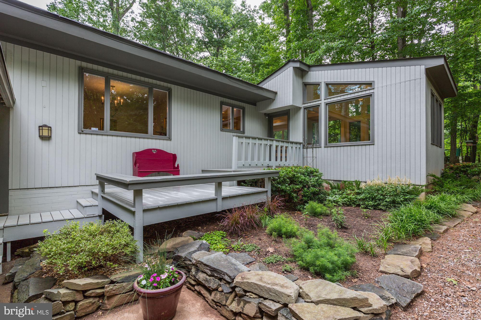 10325 Lloyd Road Potomac, MD 20854 - Photo 3 of 35 Front Deck