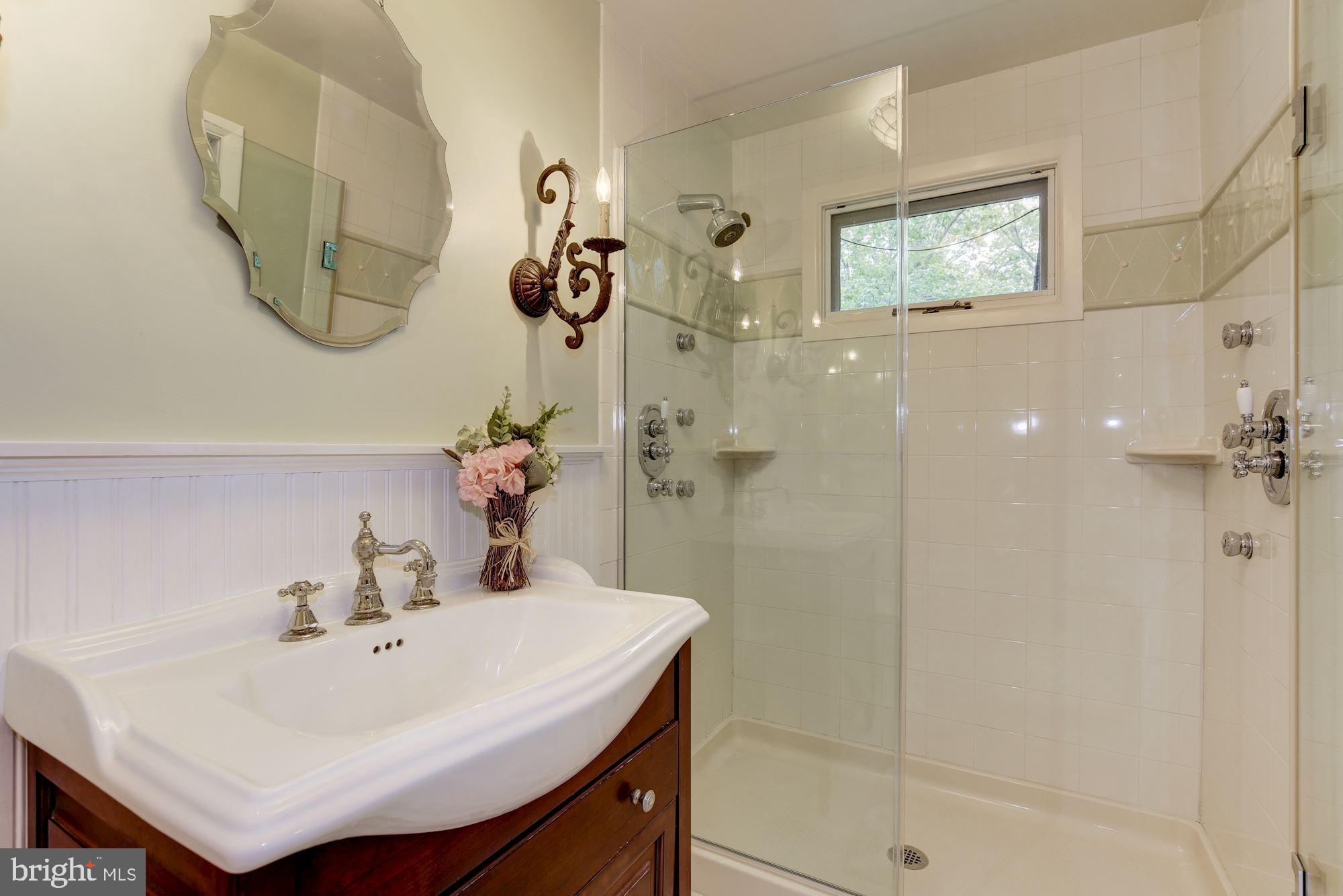 10325 Lloyd Road Potomac, MD 20854 - Photo 22 of 35 Main Level - Master Bath
