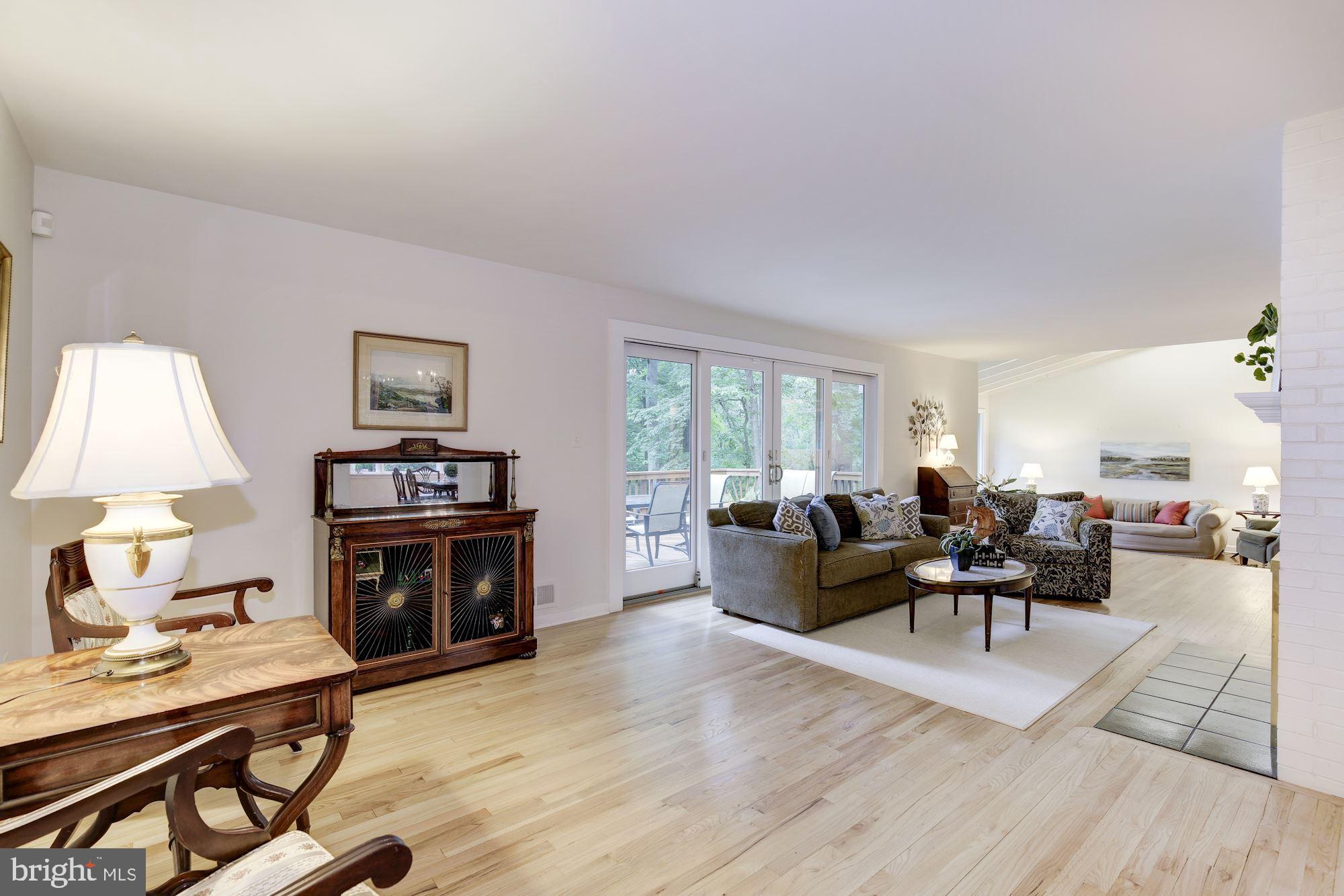 10325 Lloyd Road Potomac, MD 20854 - Photo 4 of 35 Main Level - Living Room