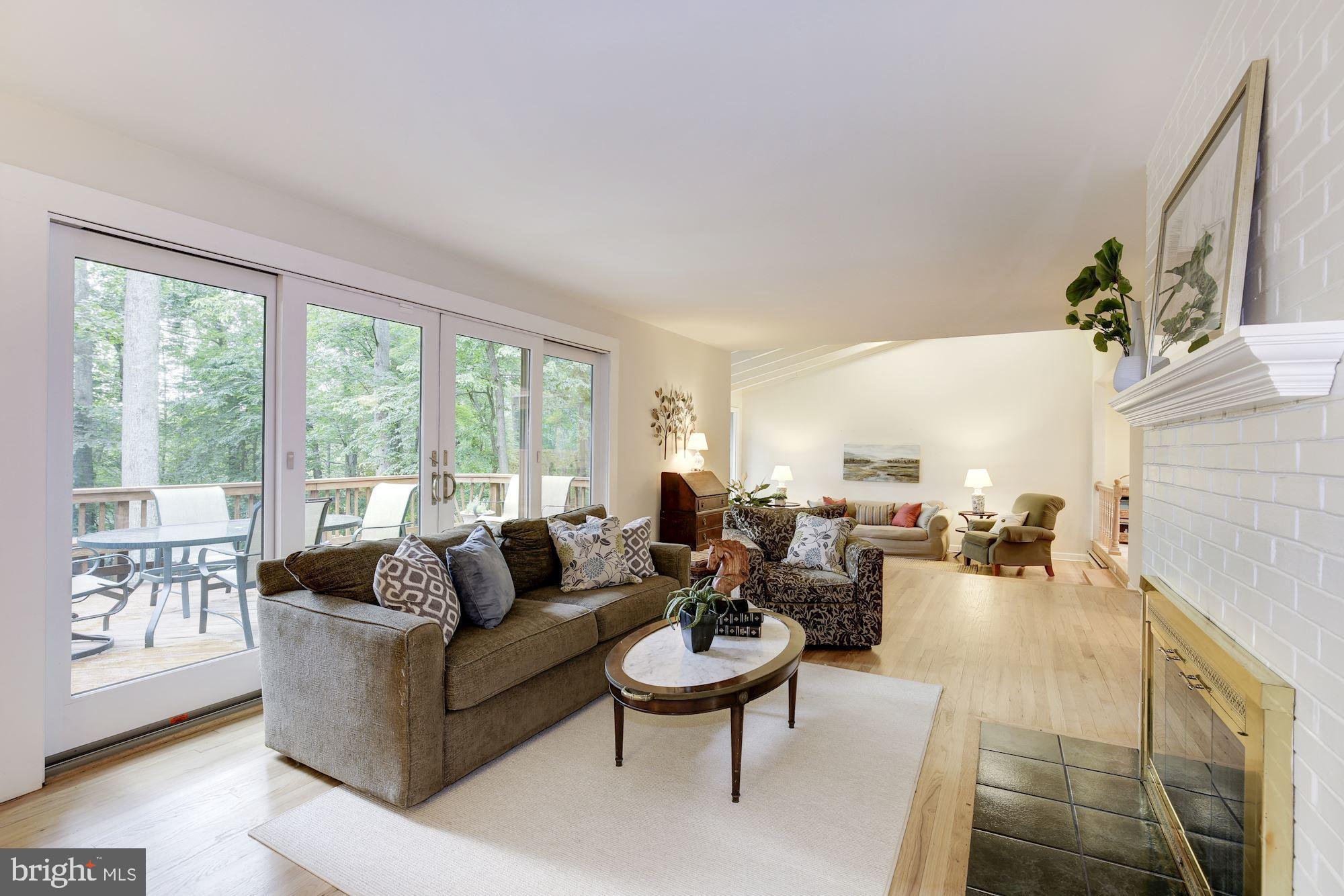 10325 Lloyd Road Potomac, MD 20854 - Photo 6 of 35 Main Level - Living Room