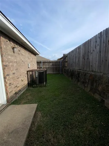 a view of backyard with pathway