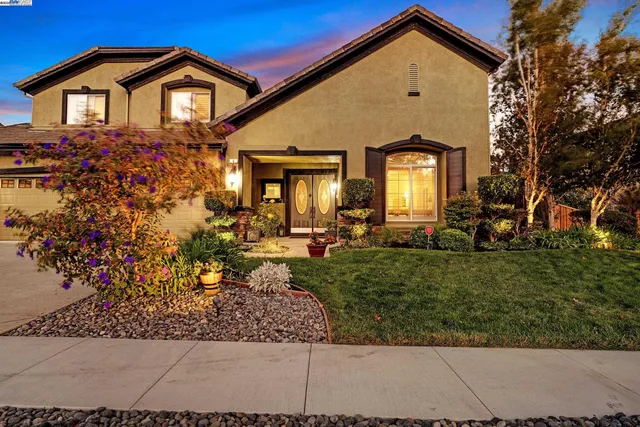 a view of a house with backyard and sitting area