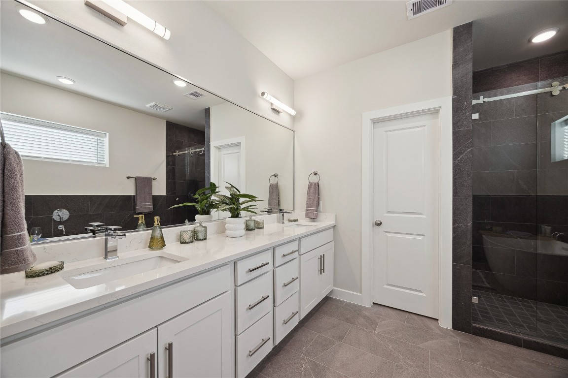 3083 Hicks Street Houston, TX 77007 - Photo 14 of 20
Representative photo. Layout and selections may vary.