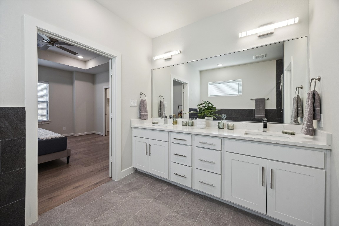 3083 Hicks Street Houston, TX 77007 - Photo 16 of 20
Representative photo. Layout and selections may vary.