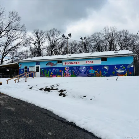 a view of outdoor space with lots of trees in the background