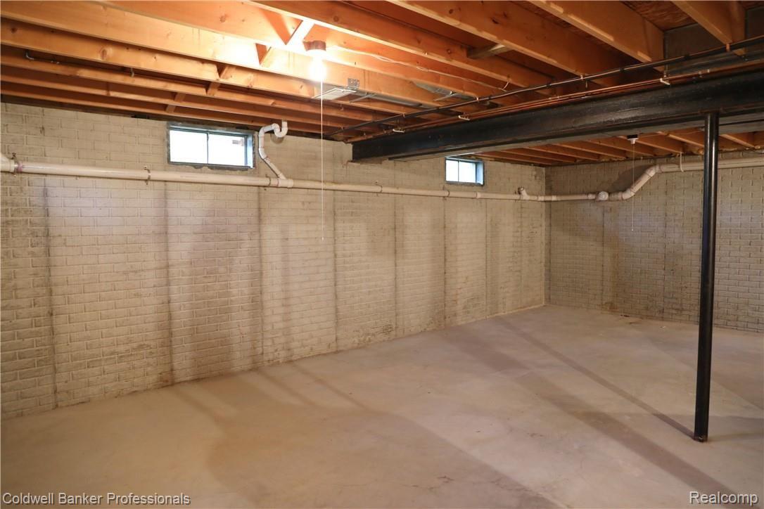 9840 Norman Road Clarkston, MI 48348 - Photo 31 of 45 Huge storage area or expand living space!