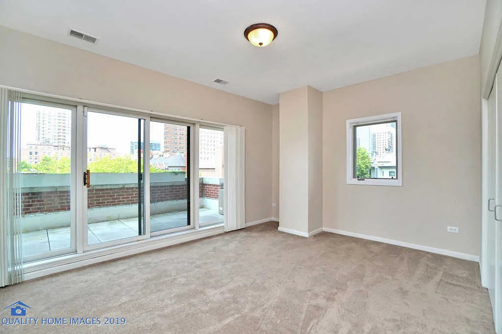 1501 South Prairie Avenue, Unit 1 Chicago, IL 60605 - Photo 11 of 23 a view of an empty room with a window