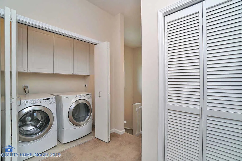 1501 South Prairie Avenue, Unit 1 Chicago, IL 60605 - Photo 18 of 23 a utility room with dryer and washer